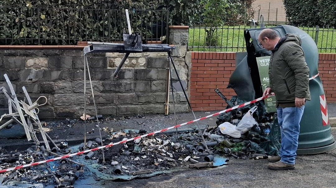 Danni in via Cervi a Mercatale Val di Pesa. Le fiamme minacciano un’abitazione. Danni in via Cervi a Mercatale Val di Pesa. Le fiamme minacciano un’abitazione.