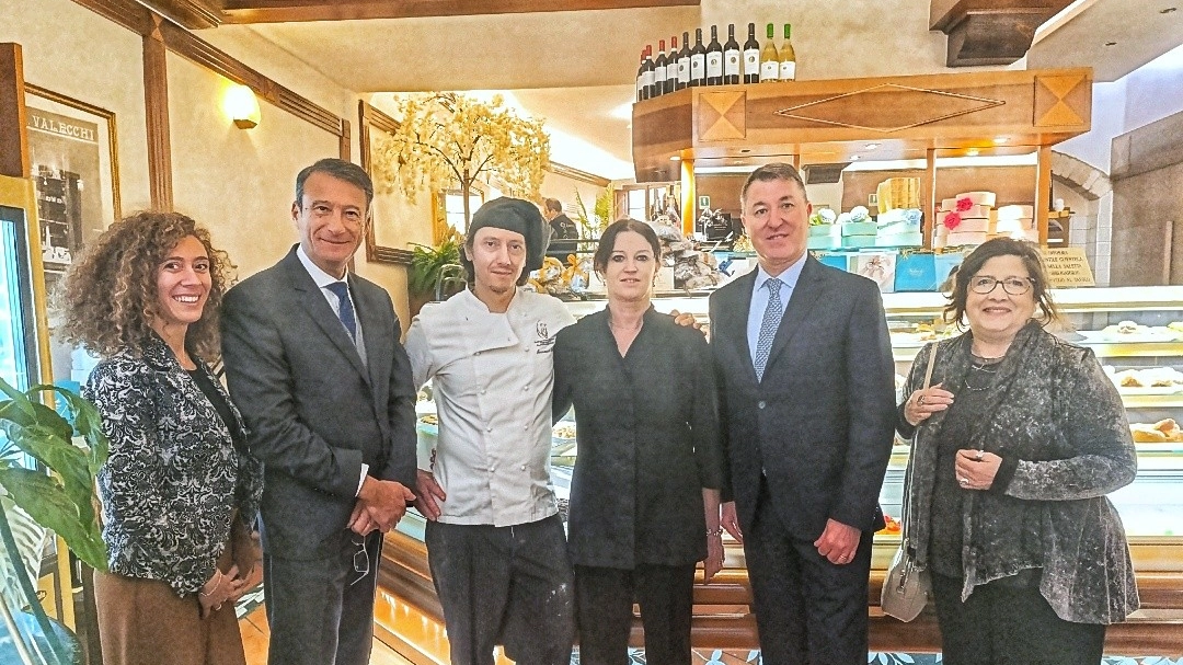 Il presidente e il segretario generale Manetti e Salvini presso la Pasticceria Valecchi Il presidente e il segretario generale Manetti e Salvini presso la Pasticceria Valecchi