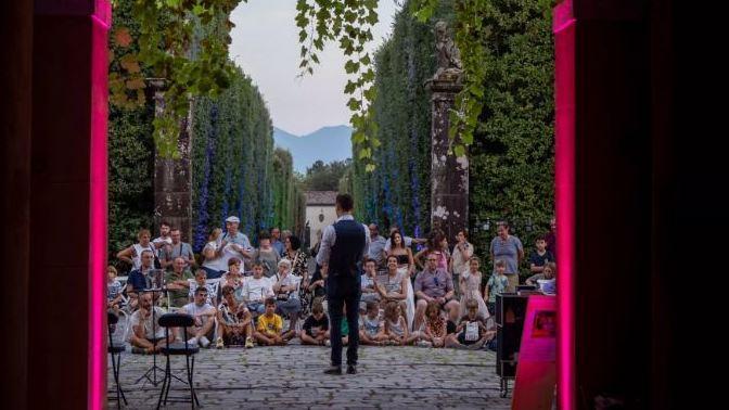 https://www.lanazione.it/image-service/view/acePublic/alias/contentid/OGJiODQ4OTQtMjk2OC00/0/le-rinascenze-a-villa-reale-concerti-mostre-e-incontri-by-night-accendono-le-farfalle-luminose.jpeg?f=16:9&w=1200&h=630