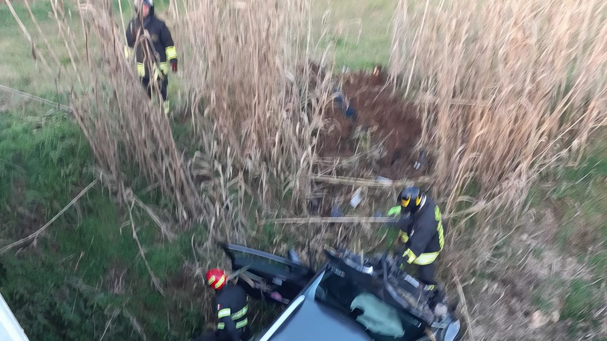 La macchina finita nel torrente mentre i vigili del fuoco di Montepulciano effettuano le verifiche La macchina finita nel torrente mentre i vigili del fuoco di Montepulciano effettuano le verifiche