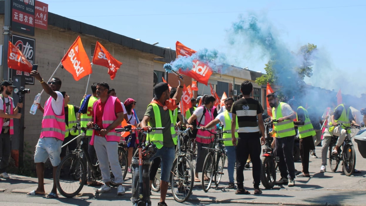 Un momento della manifestazione di ieri mattina al Macrolotto Uno Un momento della manifestazione di ieri mattina al Macrolotto Uno