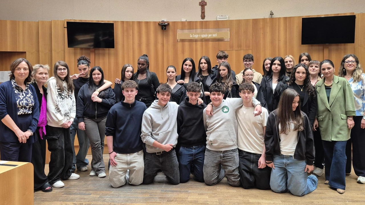 Ieri per la prima volta a Siena la simulazione in tribunale fatta da "San Giovanni Bosco" e "Roncalli". Gaggelli del tribunale per i minorenni di Firenze: "Un modo per cercare di fare squadra con le scuole". Ieri per la prima volta a Siena la simulazione in tribunale fatta da "San Giovanni Bosco" e "Roncalli". Gaggelli del tribunale per i minorenni di Firenze: "Un modo per cercare di fare squadra con le scuole".
