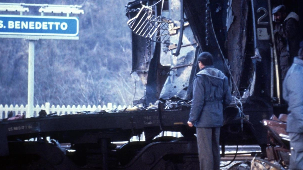 Quel che restava del treno, trasportato alla stazione di San Benedetto Quel che restava del treno, trasportato alla stazione di San Benedetto