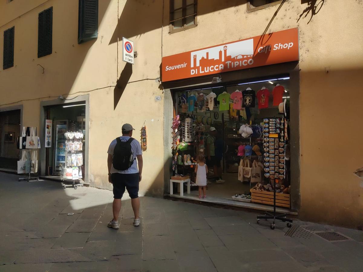 https://www.lanazione.it/image-service/view/acePublic/alias/contentid/OGJkYjZlYjktNzY3OC00/0/il-centro-di-lucca-cambia-volto-sempre-meno-botteghe-storiche-sempre-piu-negozi-di-souvenir.jpeg?f=1.91:1&w=1200
