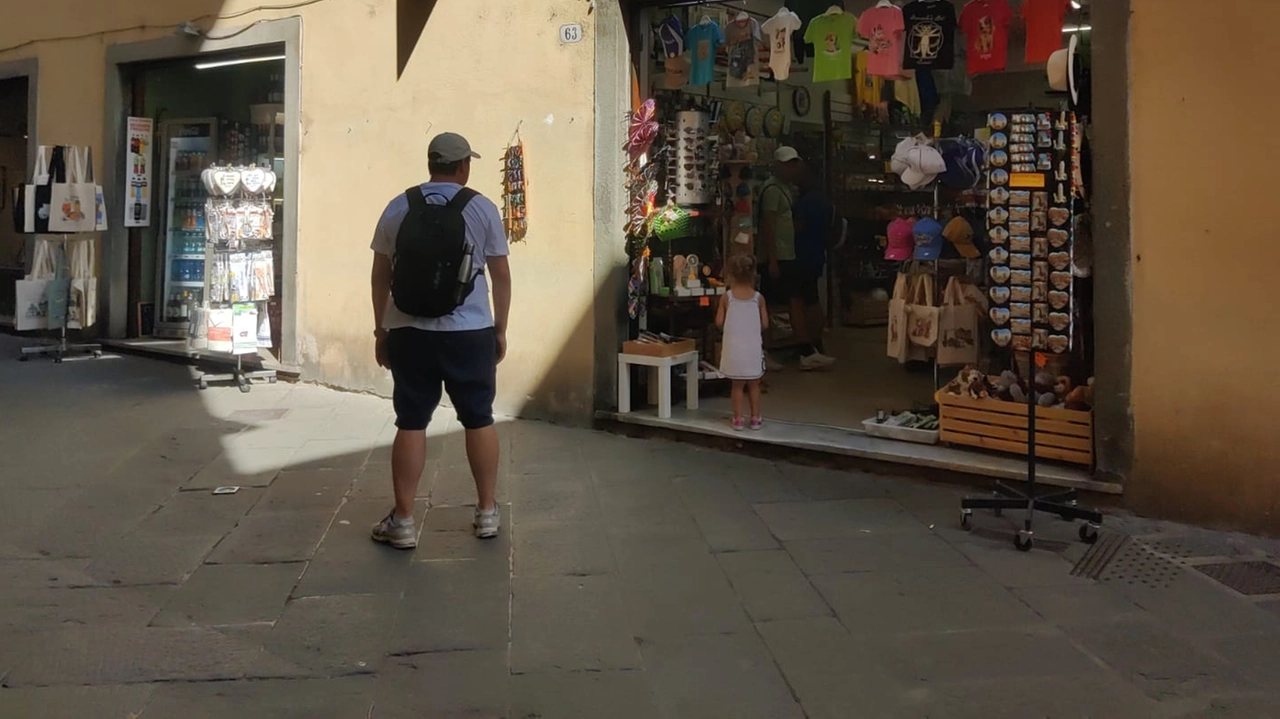 Il centro di Lucca cambia volto: sempre meno botteghe storiche, sempre più negozi di souvenir Il centro di Lucca cambia volto: sempre meno botteghe storiche, sempre più negozi di souvenir