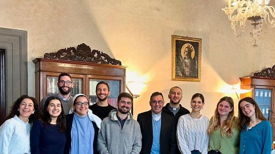 Don Leonardo Tarchi con gli altri animatori del Centro diocesano della pastorale giovanile insieme all’arcivescovo Gherardo