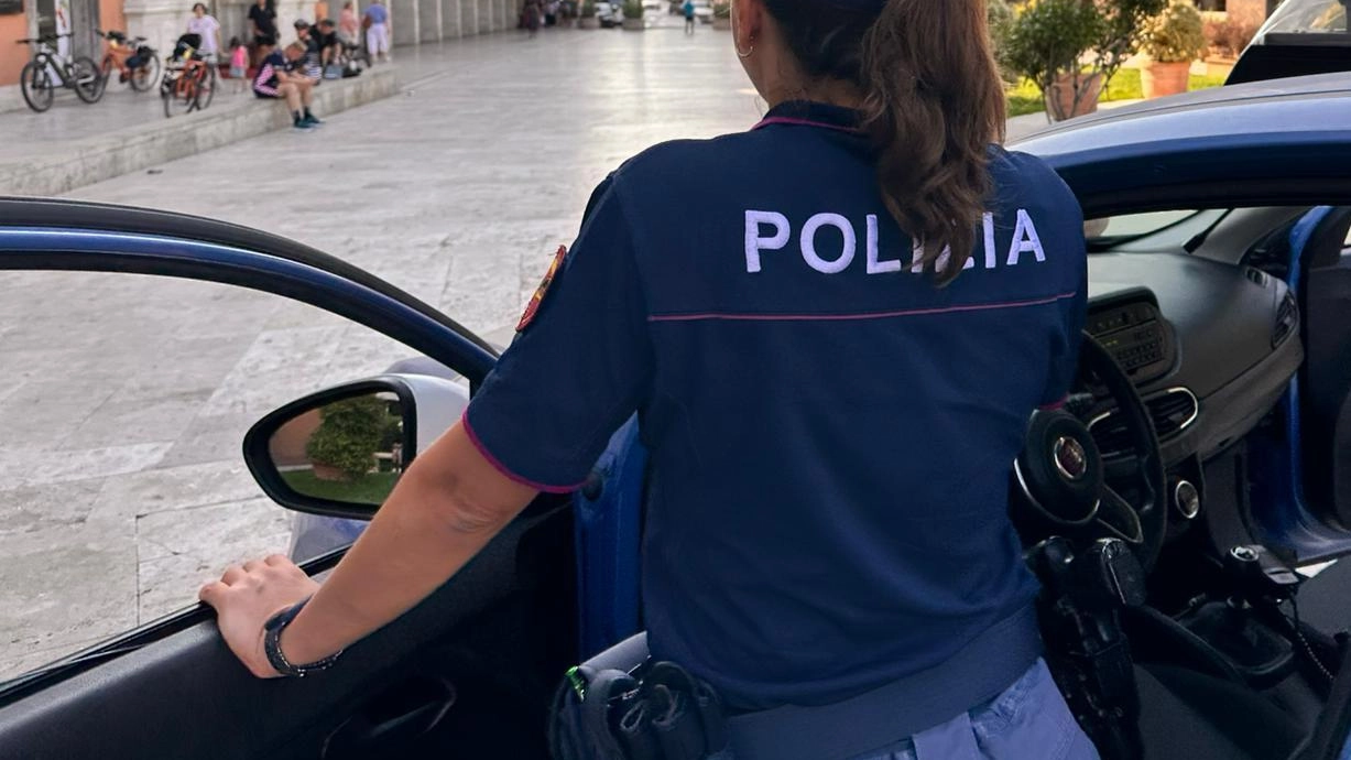 Rubava capi di abbigliamento e accessori nei negozi della città, cercando di colpire nelle boutique del centro. Gli agenti della...