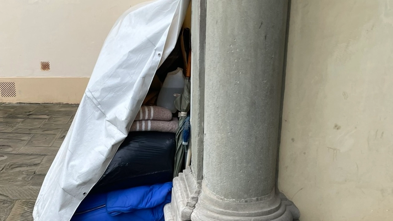 I materassi che i senzatetto usano per i bivacchi e che durante il giorno vengono ammassati a lato della chiesa I materassi che i senzatetto usano per i bivacchi e che durante il giorno vengono ammassati a lato della chiesa