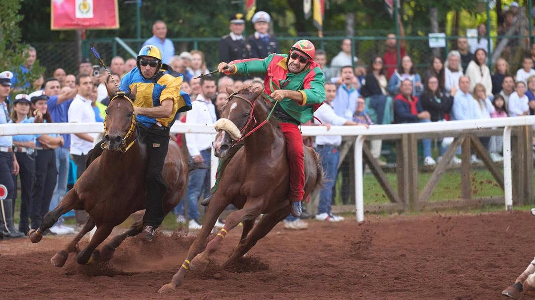 Castello mentre conduce la gara nel Palio di Piancastagnaio (. Gabriele Forti Ph. Castello mentre conduce la gara nel Palio di Piancastagnaio (. Gabriele Forti Ph.