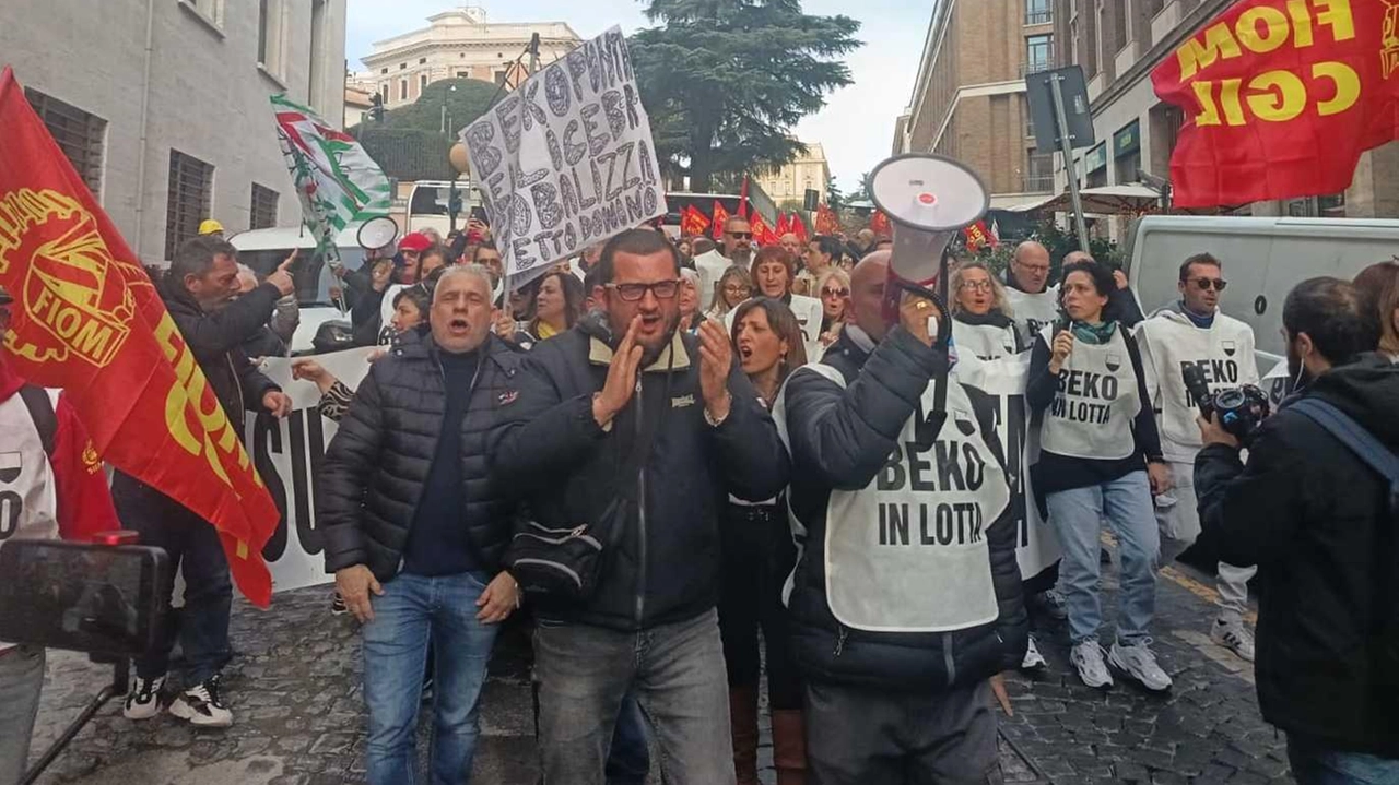 In alto il presidio dei lavoratori di Beko, sotto il confronto tra ministro e azienda In alto il presidio dei lavoratori di Beko, sotto il confronto tra ministro e azienda
