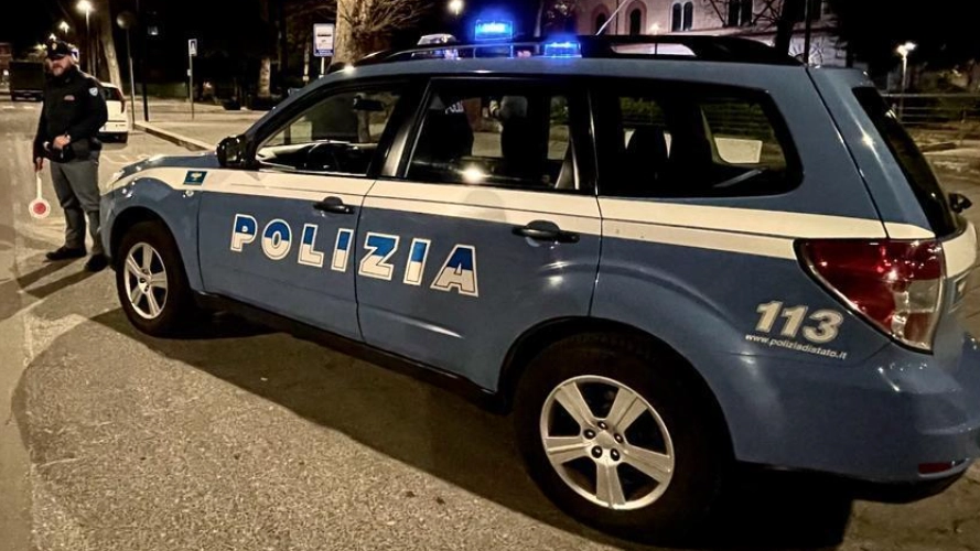 Polizia in un'immagine di repertorio. Il questore ha chiuso il locale per quindici giorni in seguito alle risse