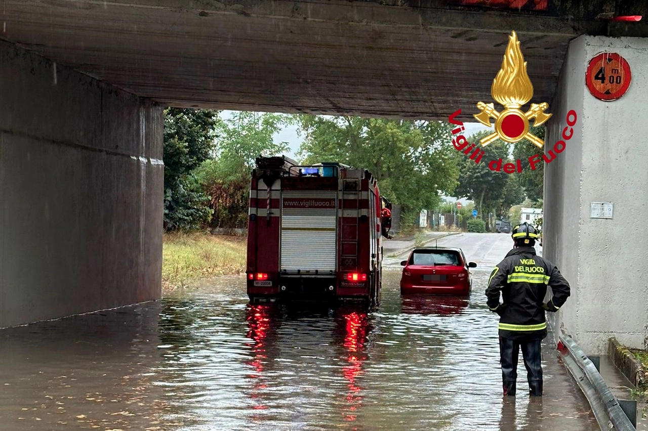 Un'auto bloccata in un sottopasso a Borgo San Lorenzo