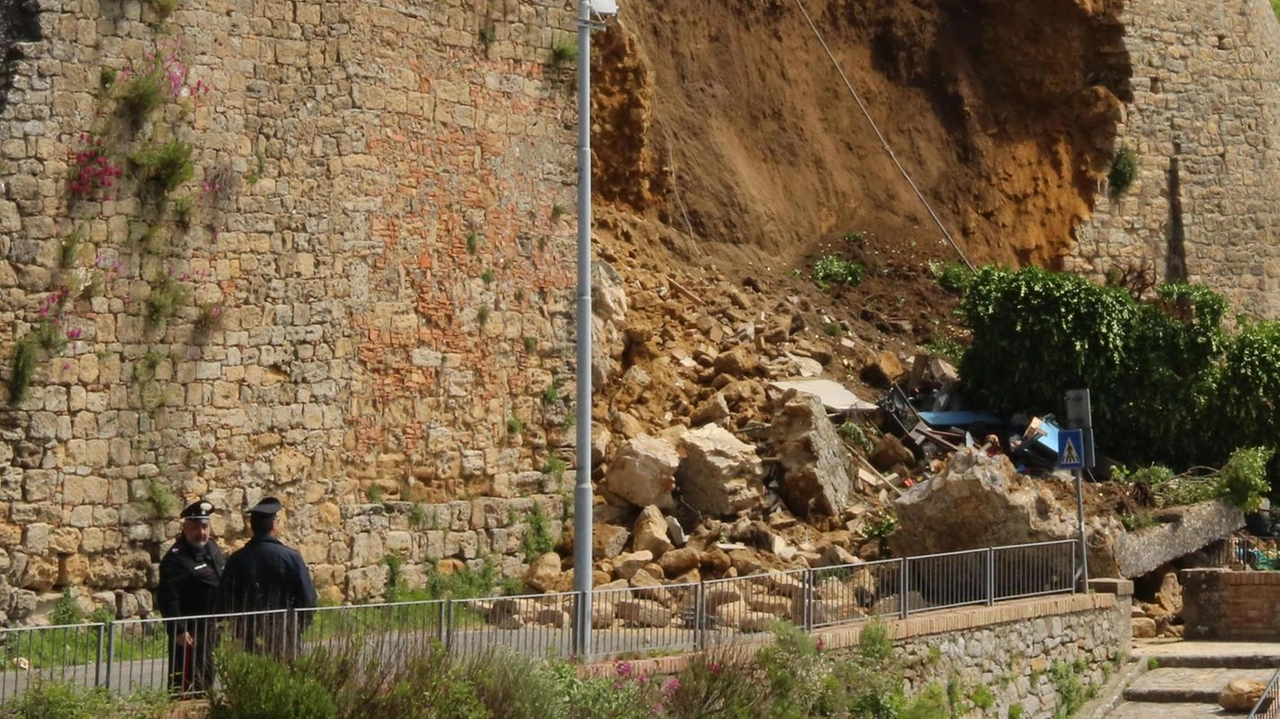 Al Comune di Fauglia 1,7 milioni in tre anni per i lavori di consolidamento e ristrutturazione dell’edificio delle Medie . Un quarto del totale a Volterra per Porta San Felice. A San Miniato per il Fontevivo 500mila euro. Il resto a Cascina, Calci e Vicopisano. Al Comune di Fauglia 1,7 milioni in tre anni per i lavori di consolidamento e ristrutturazione dell’edificio delle Medie . Un quarto del totale a Volterra per Porta San Felice. A San Miniato per il Fontevivo 500mila euro. Il resto a Cascina, Calci e Vicopisano.