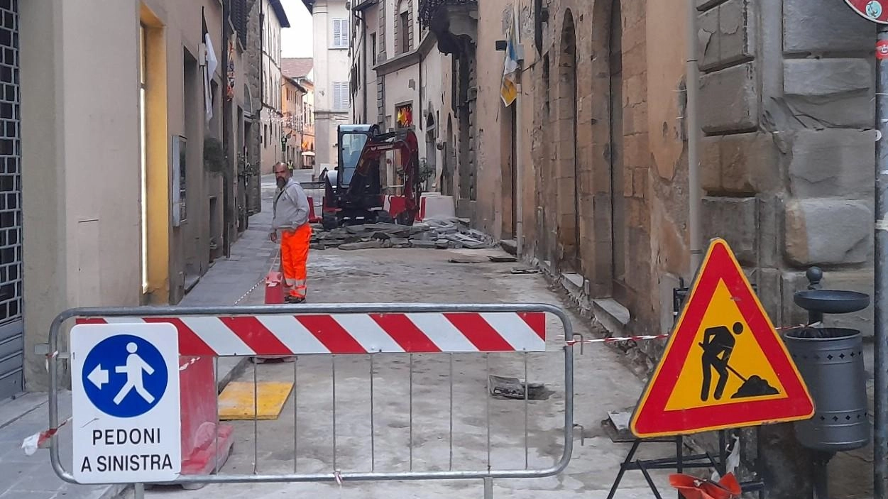 Operai e mezzi in azione nella centralissima XX Settembre: il programma dell’intervento non vuole creare disagio alle festività e ai commercianti Operai e mezzi in azione nella centralissima XX Settembre: il programma dell’intervento non vuole creare disagio alle festività e ai commercianti