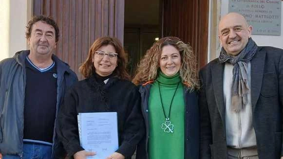 Da sinistra, i consiglieri Sandro Bertoni, Felicia Piacente, Sabrina Ciuffardi e Giorgio Cozzani prima di consegnare la petizione in municipio Da sinistra, i consiglieri Sandro Bertoni, Felicia Piacente, Sabrina Ciuffardi e Giorgio Cozzani prima di consegnare la petizione in municipio