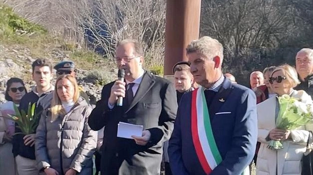 Commemorazione di Aleksandr Prochorenko a Vagli Sotto con autorità civili e militari, delegazione russa e moneta simbolica per sigillare l'amicizia. Commemorazione di Aleksandr Prochorenko a Vagli Sotto con autorità civili e militari, delegazione russa e moneta simbolica per sigillare l'amicizia.