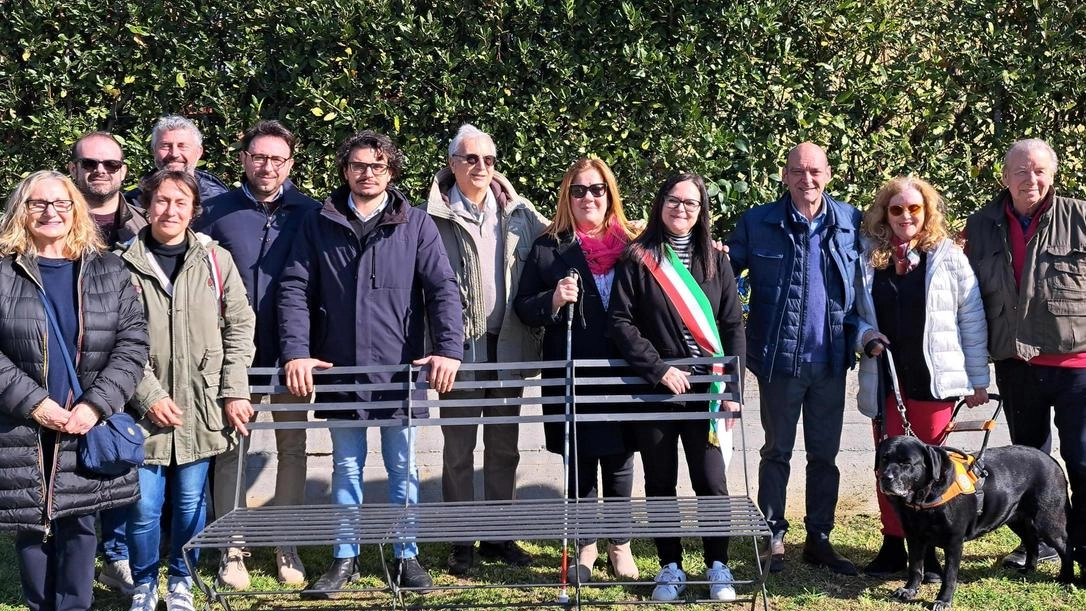 La cerimonia di inaugurazione di ieri mattina, in piazza Lucchesi nel quartiere di Ponterosso,. della panchina color nero dedicata ai non vedenti La cerimonia di inaugurazione di ieri mattina, in piazza Lucchesi nel quartiere di Ponterosso,. della panchina color nero dedicata ai non vedenti