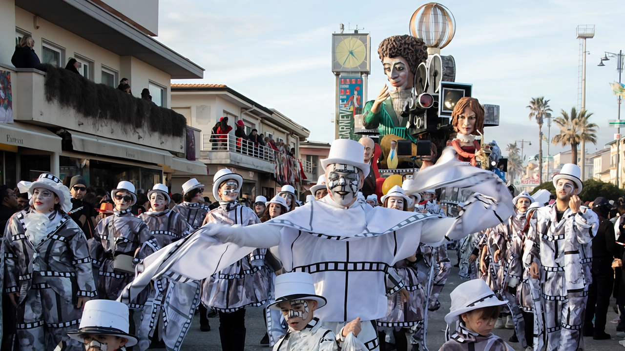 Dopo il successo al Carnevale di Viareggio andrà al macero. L’autrice: "Felice di donare pezzi della mia opera" Dopo il successo al Carnevale di Viareggio andrà al macero. L’autrice: "Felice di donare pezzi della mia opera"