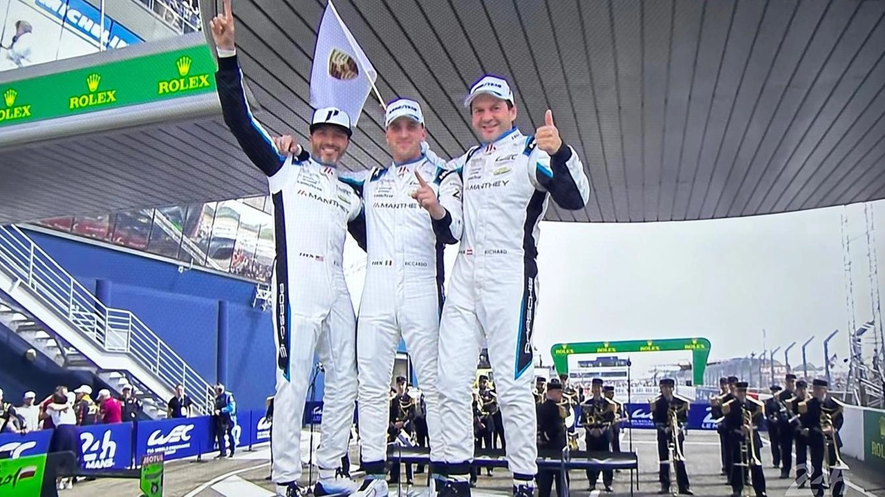 Riccardo Pera, esultante sul podio di Le Mans, insieme ai compagni di squadra Richard Lietz e Ryan Hardwick Riccardo Pera, esultante sul podio di Le Mans, insieme ai compagni di squadra Richard Lietz e Ryan Hardwick
