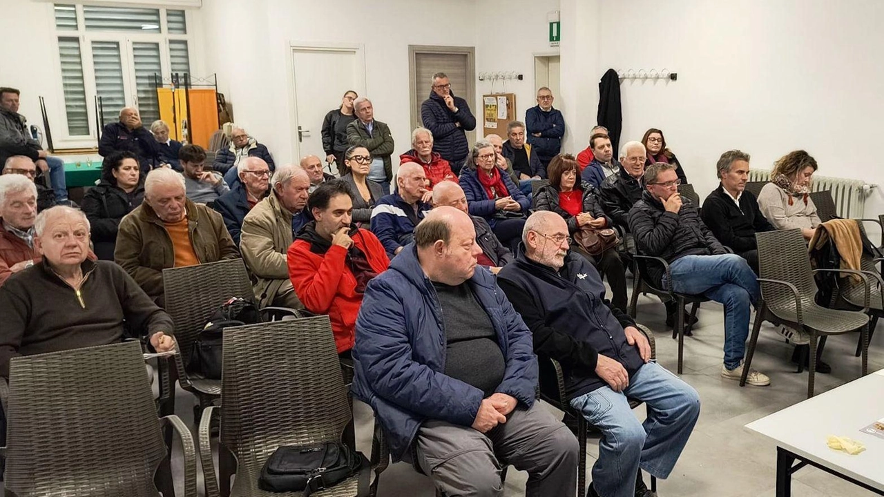 Un momento dell’assemblea pubblica organizzata dal Pd di Cascina al circolo Arci Combattenti di San Frediano, presente anche il sindaco Betti Un momento dell’assemblea pubblica organizzata dal Pd di Cascina al circolo Arci Combattenti di San Frediano, presente anche il sindaco Betti