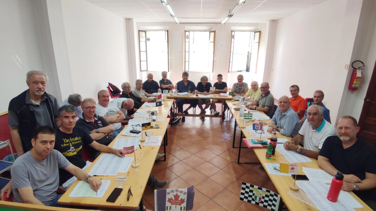 Foto di gruppo durante la ’mitica’ asta del fantacalcio venerdì pomeriggio: nella Lega Trombarda partecipano 16 squadre Foto di gruppo durante la ’mitica’ asta del fantacalcio venerdì pomeriggio: nella Lega Trombarda partecipano 16 squadre