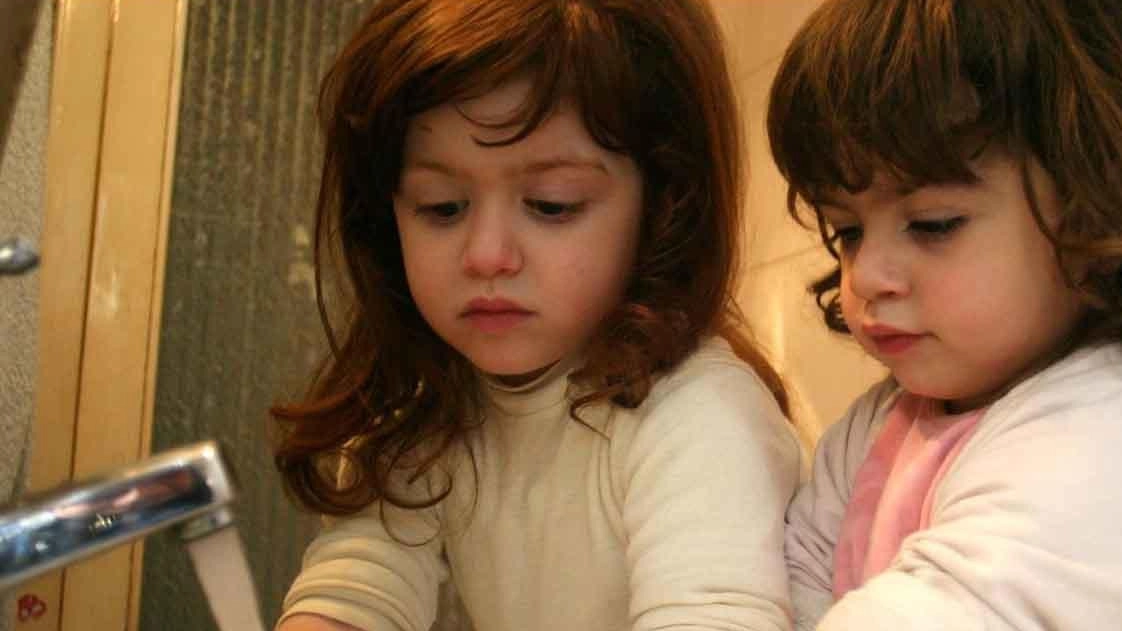 Due bambini si lavano le mani con l’acqua del rubinetto (foto di repertorio) Due bambini si lavano le mani con l’acqua del rubinetto (foto di repertorio)