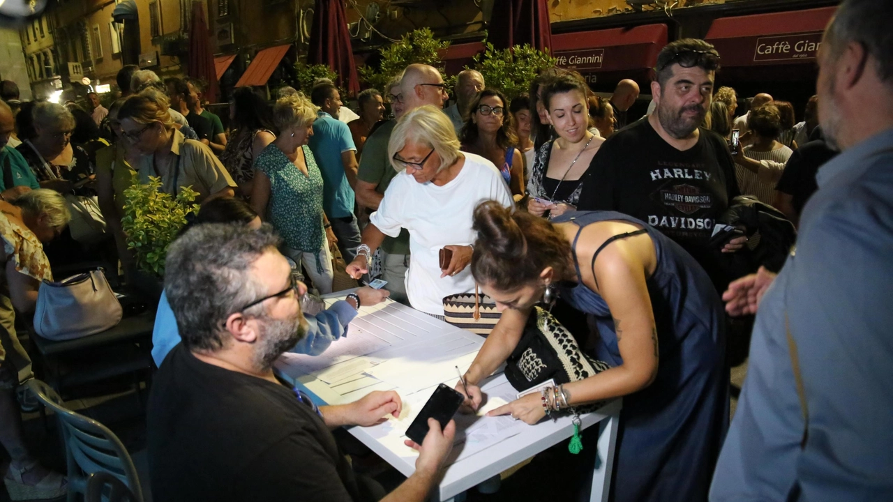 Dal piazzone a piazza Cavour sfilano oltre 300 negozianti "Non pensavamo di essere così tanti. Ascoltateci". Dal piazzone a piazza Cavour sfilano oltre 300 negozianti "Non pensavamo di essere così tanti. Ascoltateci".