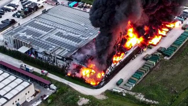 Umbertide, crollato il capannone di stoccaggio delle materie plastiche