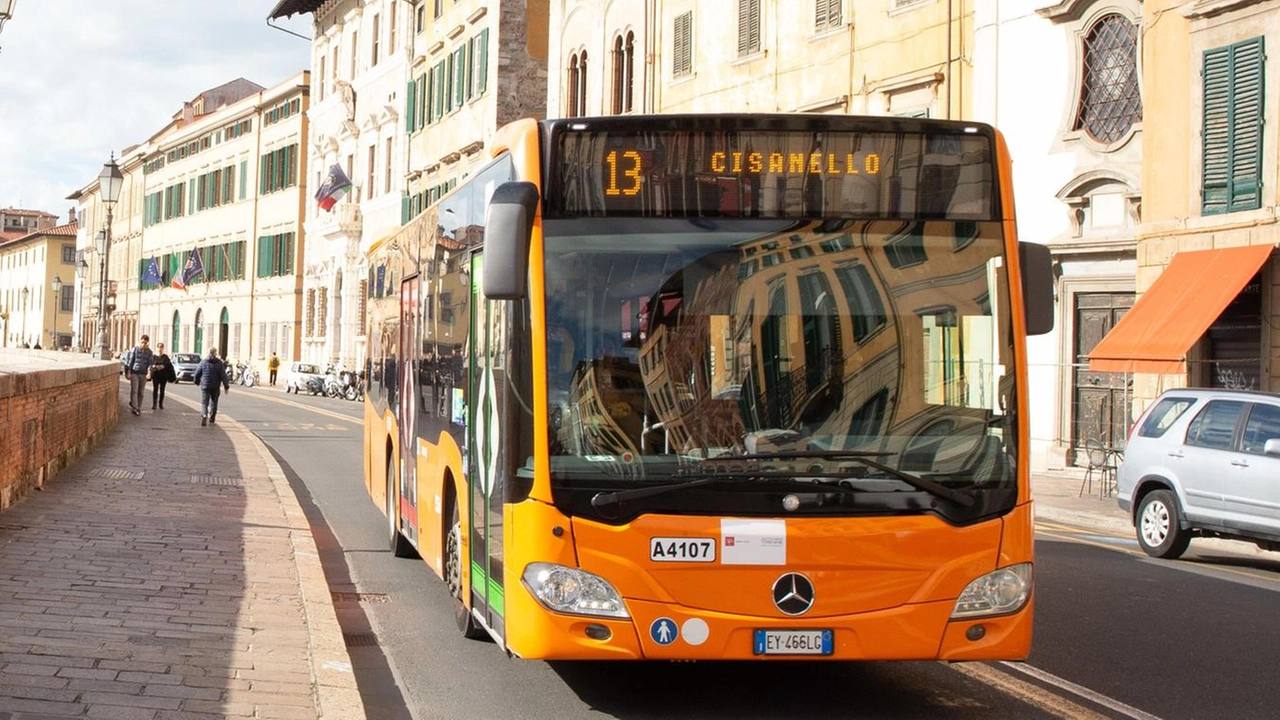 Guai sull’autobus che porta a "I Passi". Il racconto dell’autista: "Corsa interrotta". E nella notte di Ferragosto inseguimento sul Litorale fra carabinieri e tunisini.