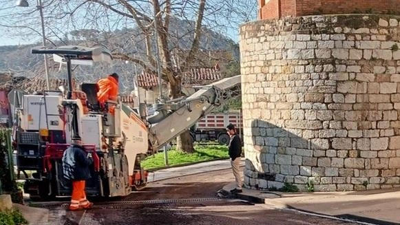 Gli incaricati del Comune al lavoro per il piano di asfaltature delle strade del territorio oggetto di manutenzione Gli incaricati del Comune al lavoro per il piano di asfaltature delle strade del territorio oggetto di manutenzione