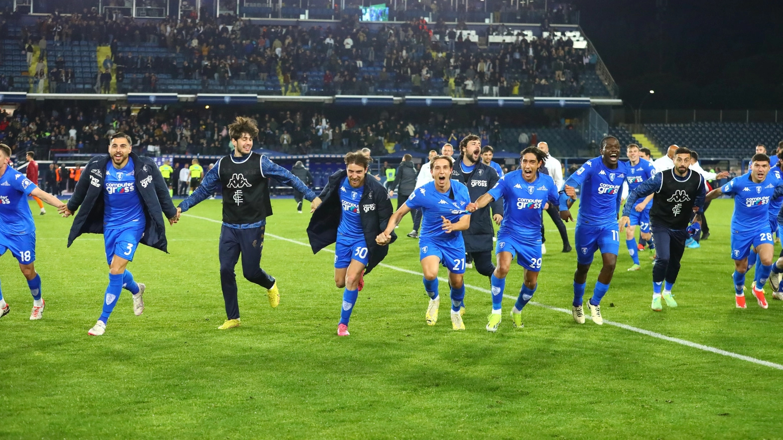 La squadra esulta dopo la vittoria contro il Torino (Foto Gasperini/Germogli)