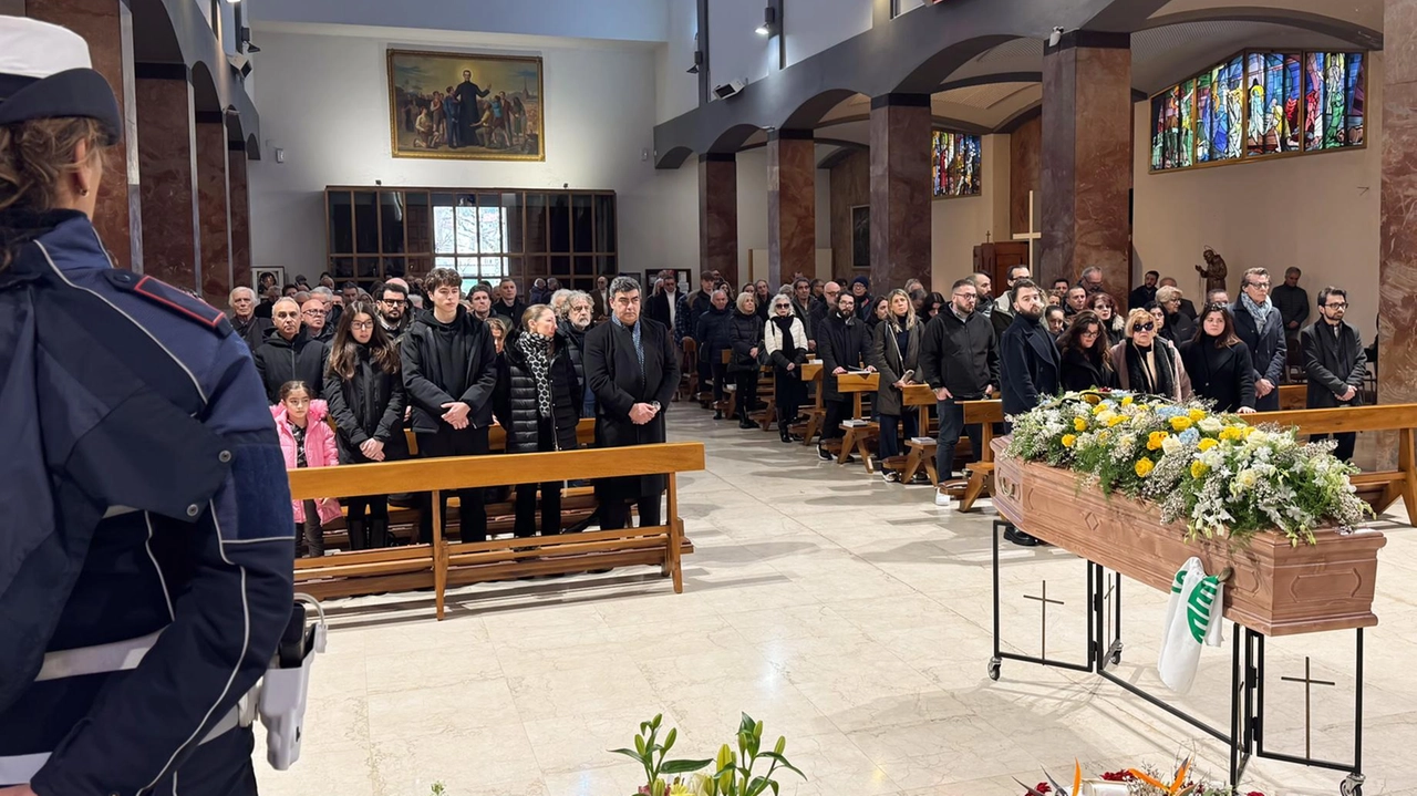 Il feretro di Claudio Chimenti nella chiesa del Corpus Domini (Goiorani) Il feretro di Claudio Chimenti nella chiesa del Corpus Domini (Goiorani)
