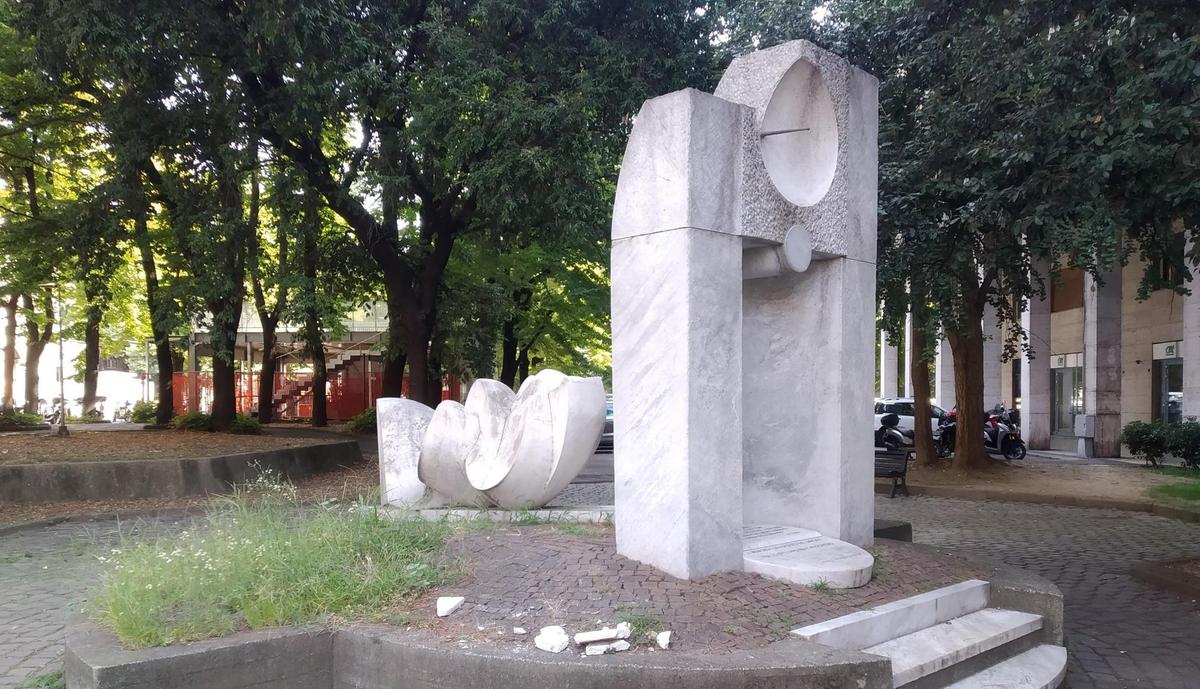 oltraggio al monumento ai piedi cocci di marmo e resti di bagordi notturni