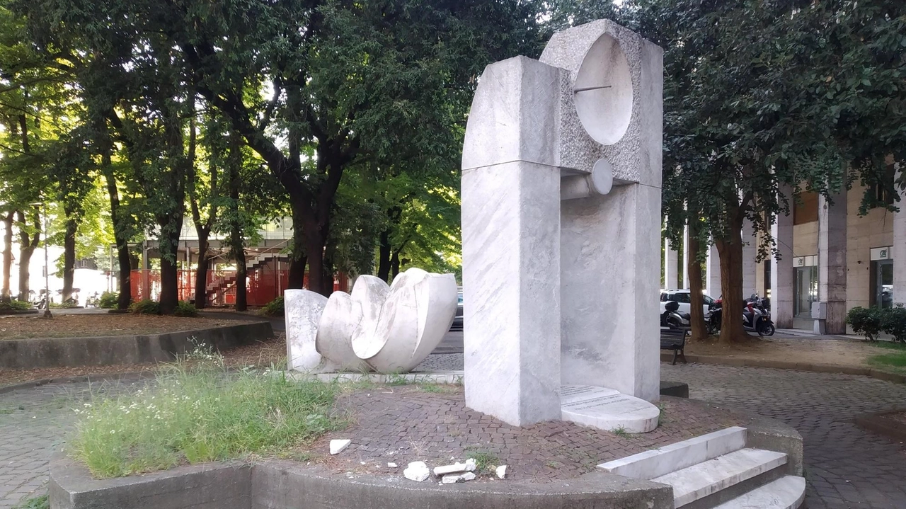 Il monumento in memoria dei Caduti sul lavoro con i frammenti di marmo sul basamento. Intorno,. resti di bottiglie in vetro Il monumento in memoria dei Caduti sul lavoro con i frammenti di marmo sul basamento. Intorno,. resti di bottiglie in vetro