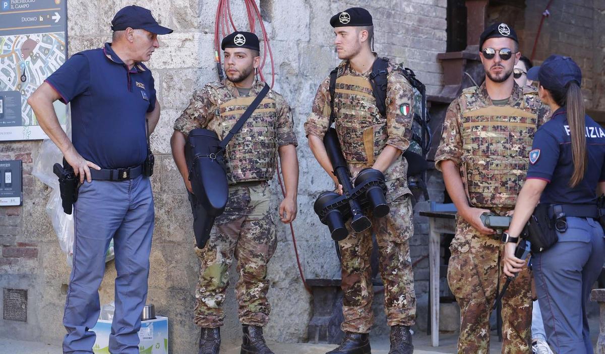 https://www.lanazione.it/image-service/view/acePublic/alias/contentid/OGMwNTM5NDgtODQ1Ni00/0/comitato-per-lordine-e-la-sicurezza-per-il-palio-dellassunta-piu-controlli-in-citta-e-in-piazza.jpeg?f=1.91:1&w=1200