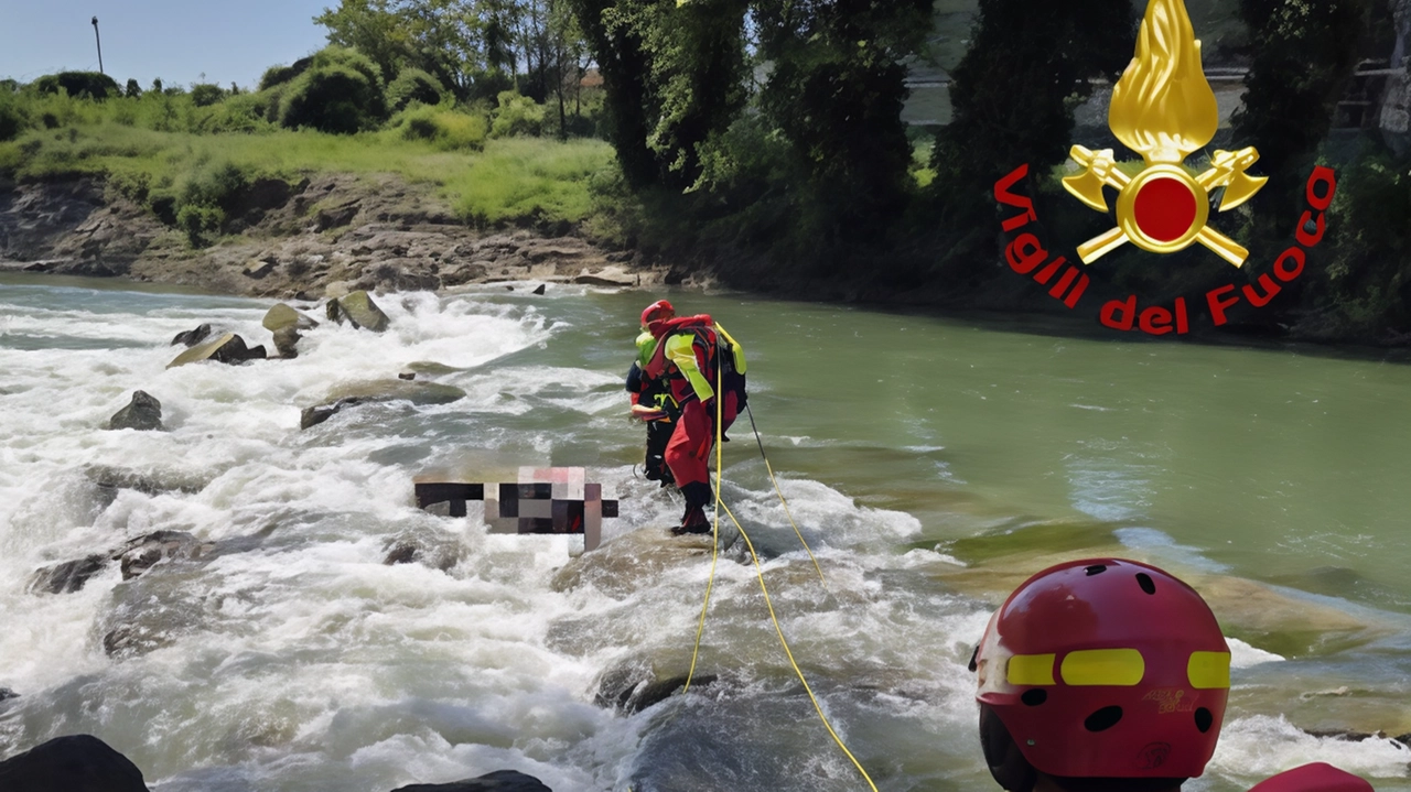 L’uomo è stato rinvenuto dai vigili del fuoco. Era lungo il fiume Tevere nelle immediate vicinanze della chiesa del paese L’uomo è stato rinvenuto dai vigili del fuoco. Era lungo il fiume Tevere nelle immediate vicinanze della chiesa del paese