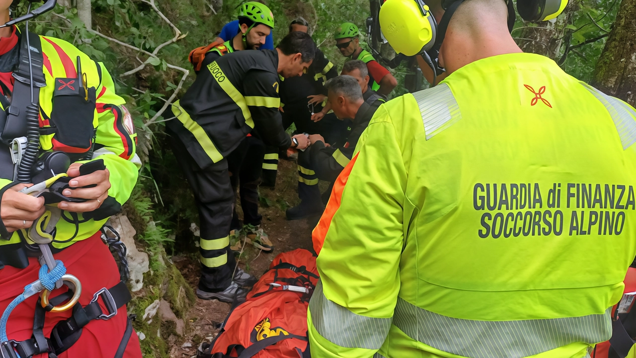 L’operazione. è stata. portata. a termine dalla stazione di Abetone Cutigliano del Soccorso alpino della Finanza e dai Vigili del fuoco L’operazione. è stata. portata. a termine dalla stazione di Abetone Cutigliano del Soccorso alpino della Finanza e dai Vigili del fuoco