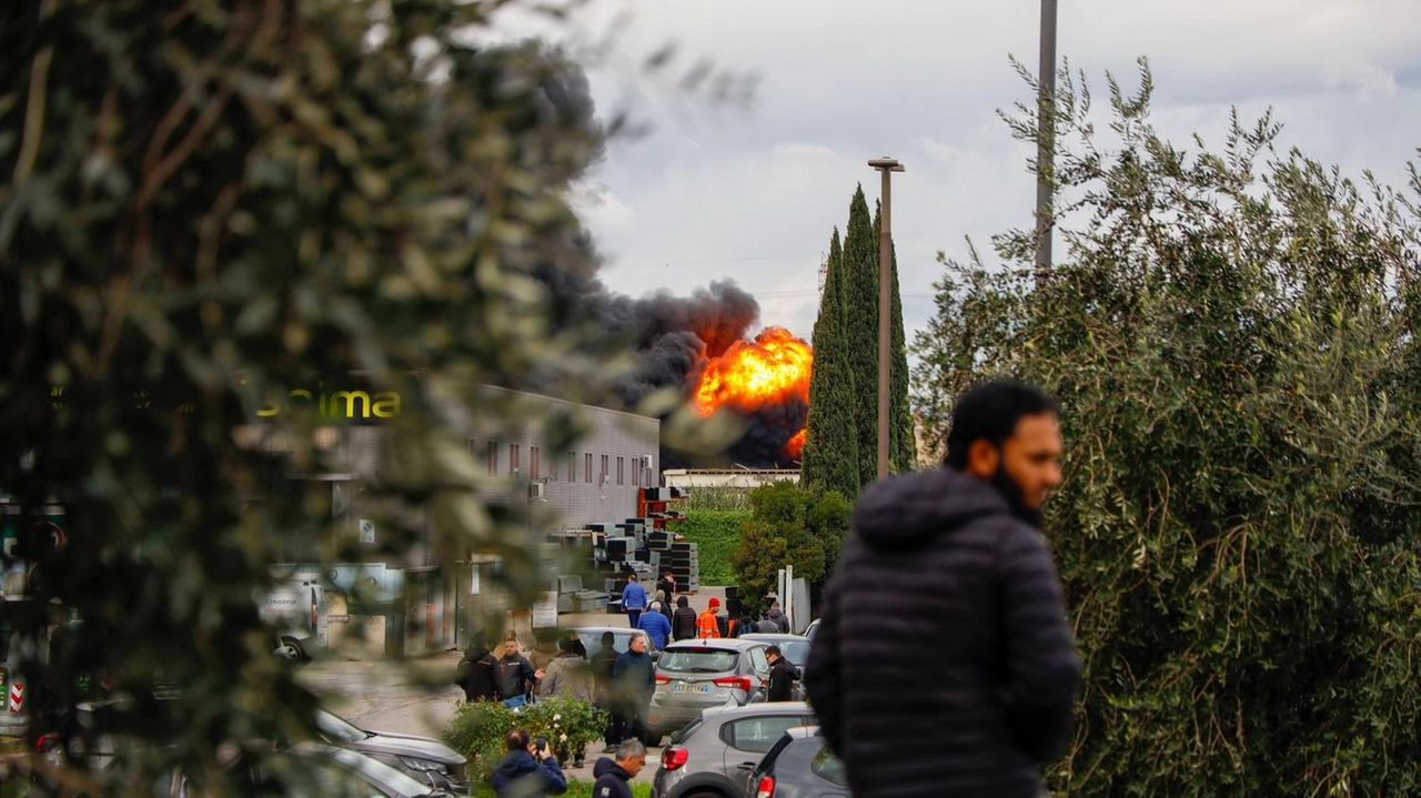Esplosione al deposito Eni di Calenzano: due morti, tre dispersi e nove feriti. Indagini in corso sulle cause dell'incidente.