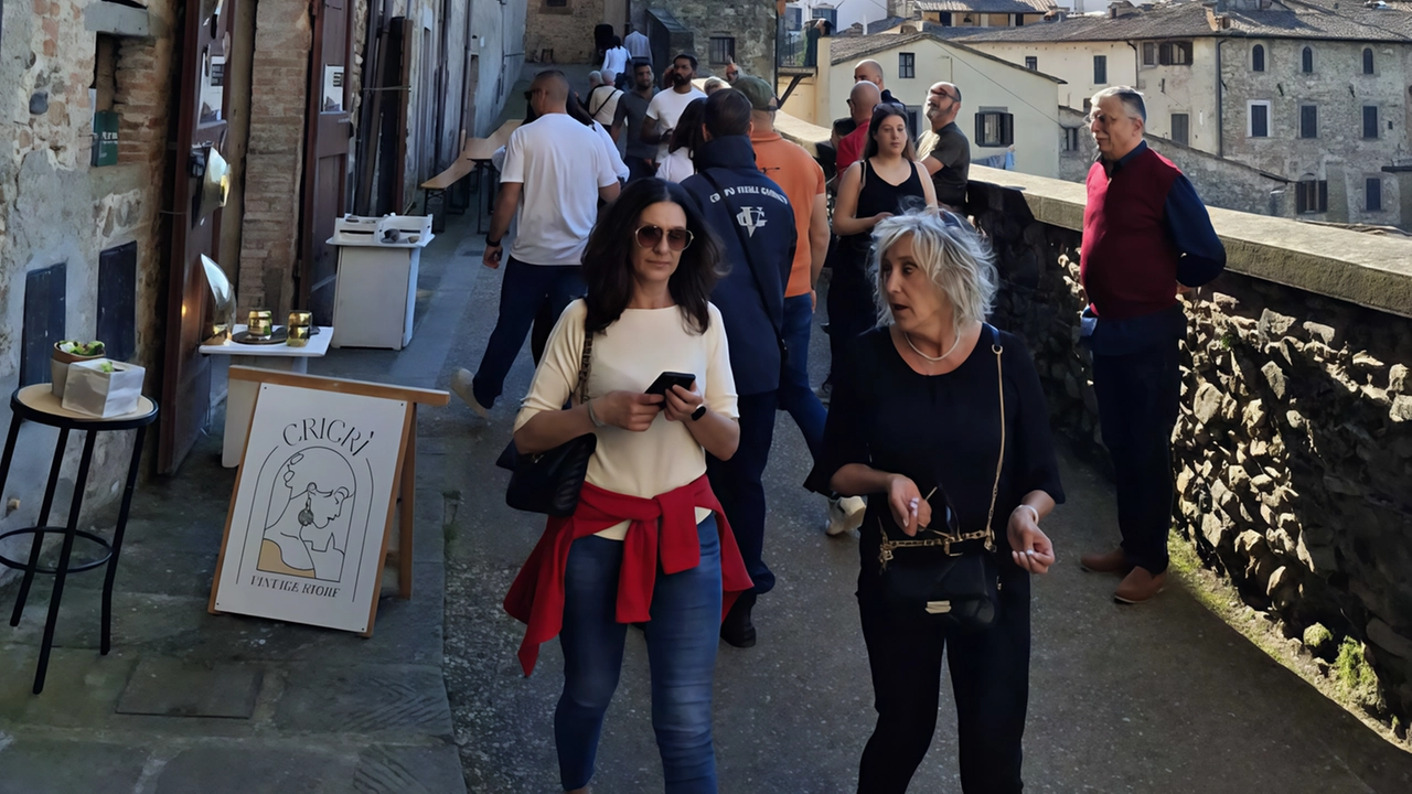 Anche oggi attesi migliaia di visitatori nel borgo. Tutte le iniziative per un’altra giornata da record. Anche oggi attesi migliaia di visitatori nel borgo. Tutte le iniziative per un’altra giornata da record.