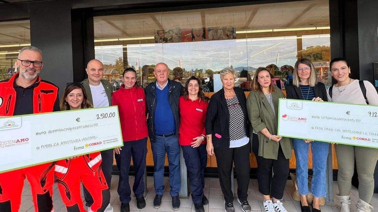 La consegna degli assegni arrivati attraverso la raccolta Conad di sostegno a Frida Pisa e. Casa della Donna di Pisa La consegna degli assegni arrivati attraverso la raccolta Conad di sostegno a Frida Pisa e. Casa della Donna di Pisa