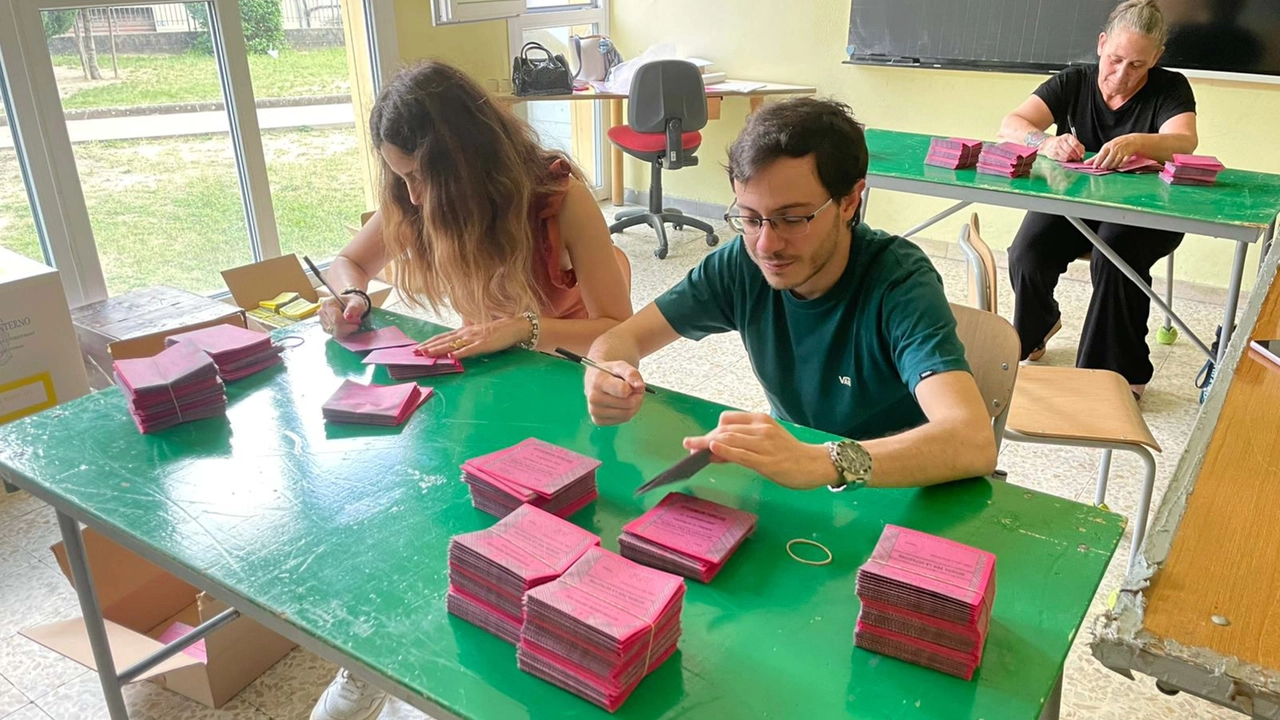 Un seggio in preparazione a Montespertoli. Per il referendum si vota domenica dalle 7 alle 23 e lunedì dalle 7 alle 15 Un seggio in preparazione a Montespertoli. Per il referendum si vota domenica dalle 7 alle 23 e lunedì dalle 7 alle 15