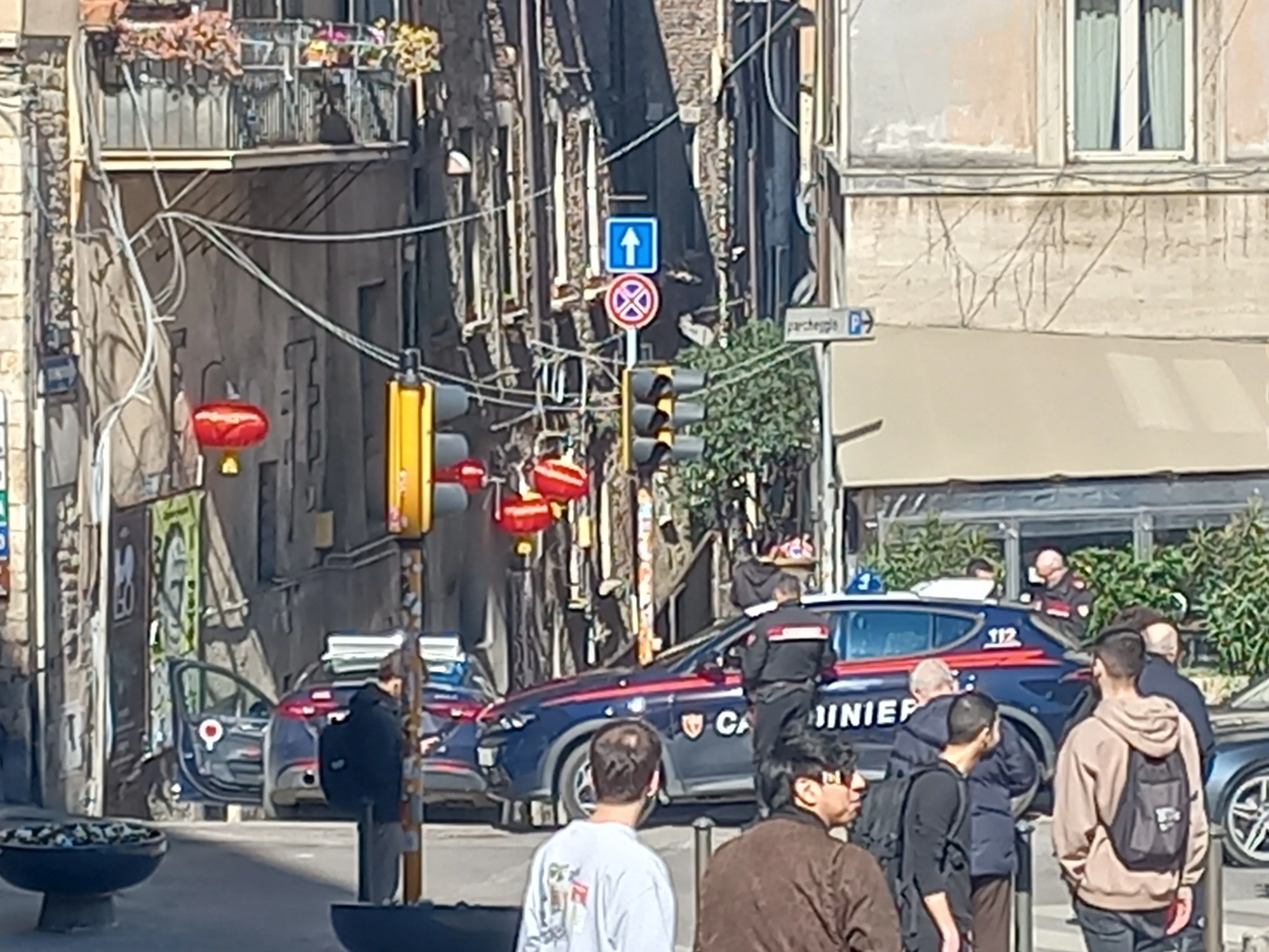 Perugia, semina il terrore in piazza e nei locali per più giorni: scatta l’arresto