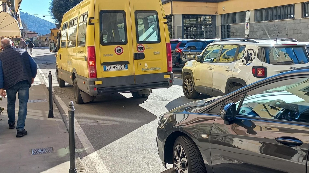 Sono da poco passate le 12 quando in via Garibaldi, a Porta a Lucca, la scena è dominata da scuolabus... Sono da poco passate le 12 quando in via Garibaldi, a Porta a Lucca, la scena è dominata da scuolabus...