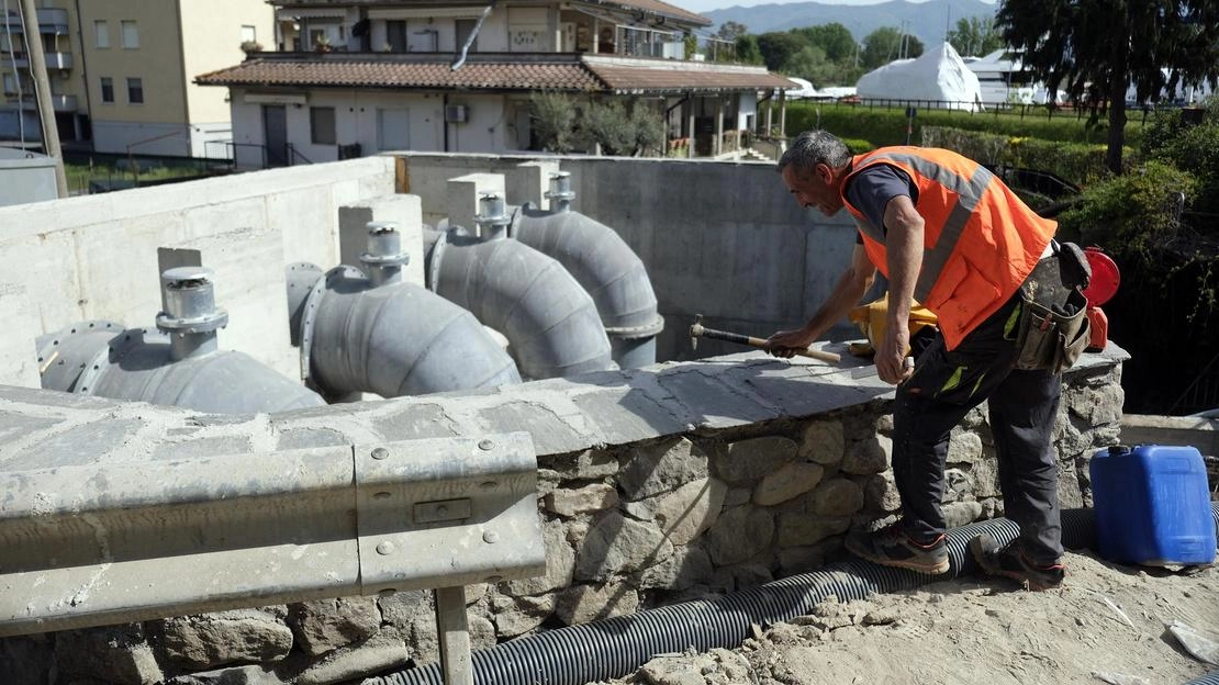 Ultimi ritocchi alla stazione di pompaggio realizzata da Regione Liguria in via Pisanello alla foce del Canal Grande poco prima di Bocca di Magra Ultimi ritocchi alla stazione di pompaggio realizzata da Regione Liguria in via Pisanello alla foce del Canal Grande poco prima di Bocca di Magra