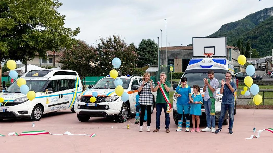 Qui a lato e in basso alcune immagini del taglio del nastro dei quattro nuovi veicoli a disposizione della Misericorda di Gallicano e che sono stati inaugurati sabato scorso (foto Borghesi) Qui a lato e in basso alcune immagini del taglio del nastro dei quattro nuovi veicoli a disposizione della Misericorda di Gallicano e che sono stati inaugurati sabato scorso (foto Borghesi)