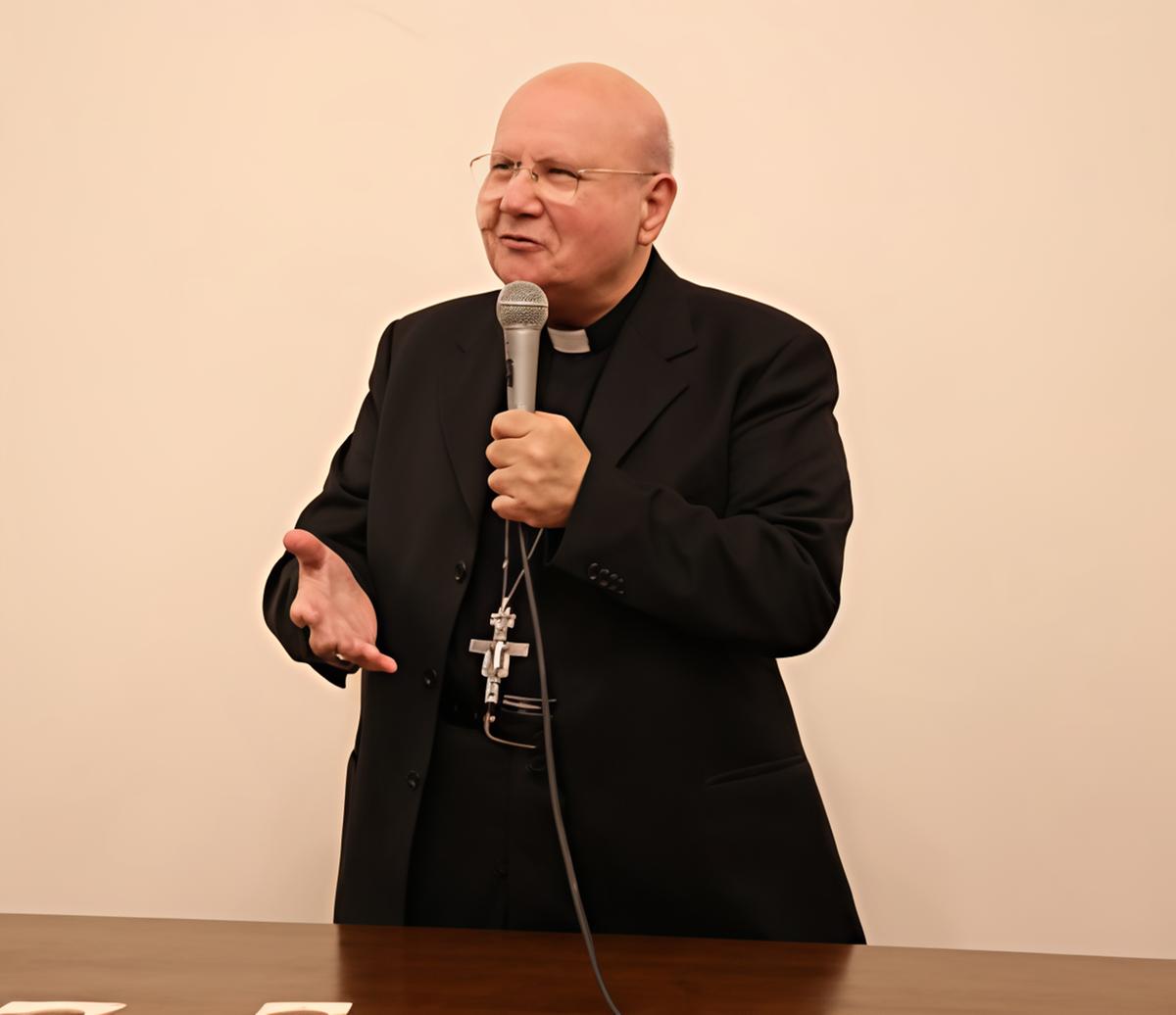 "Continua ad andare avanti". Il Papa sostiene Sorrentino "Continua ad andare avanti". Il Papa sostiene Sorrentino