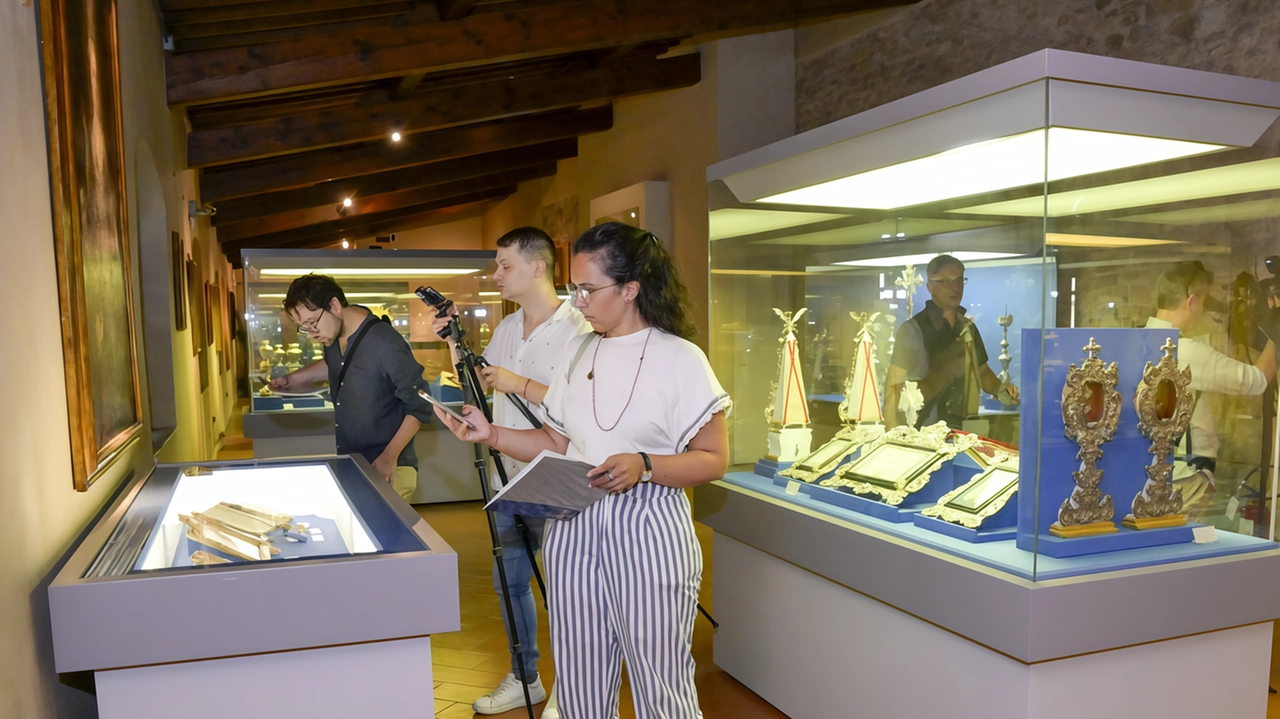 Il Comune e la parrocchia di Santa Maria all’Impruneta firmano una convenzione per riaprire il Museo del Tesoro, i chiostri e le cripte, valorizzando i tesori artistici e storici della basilica. Il museo sarà visitabile su appuntamento e in aperture straordinarie, con progetti di ristrutturazione in corso. Il Comune e la parrocchia di Santa Maria all’Impruneta firmano una convenzione per riaprire il Museo del Tesoro, i chiostri e le cripte, valorizzando i tesori artistici e storici della basilica. Il museo sarà visitabile su appuntamento e in aperture straordinarie, con progetti di ristrutturazione in corso.