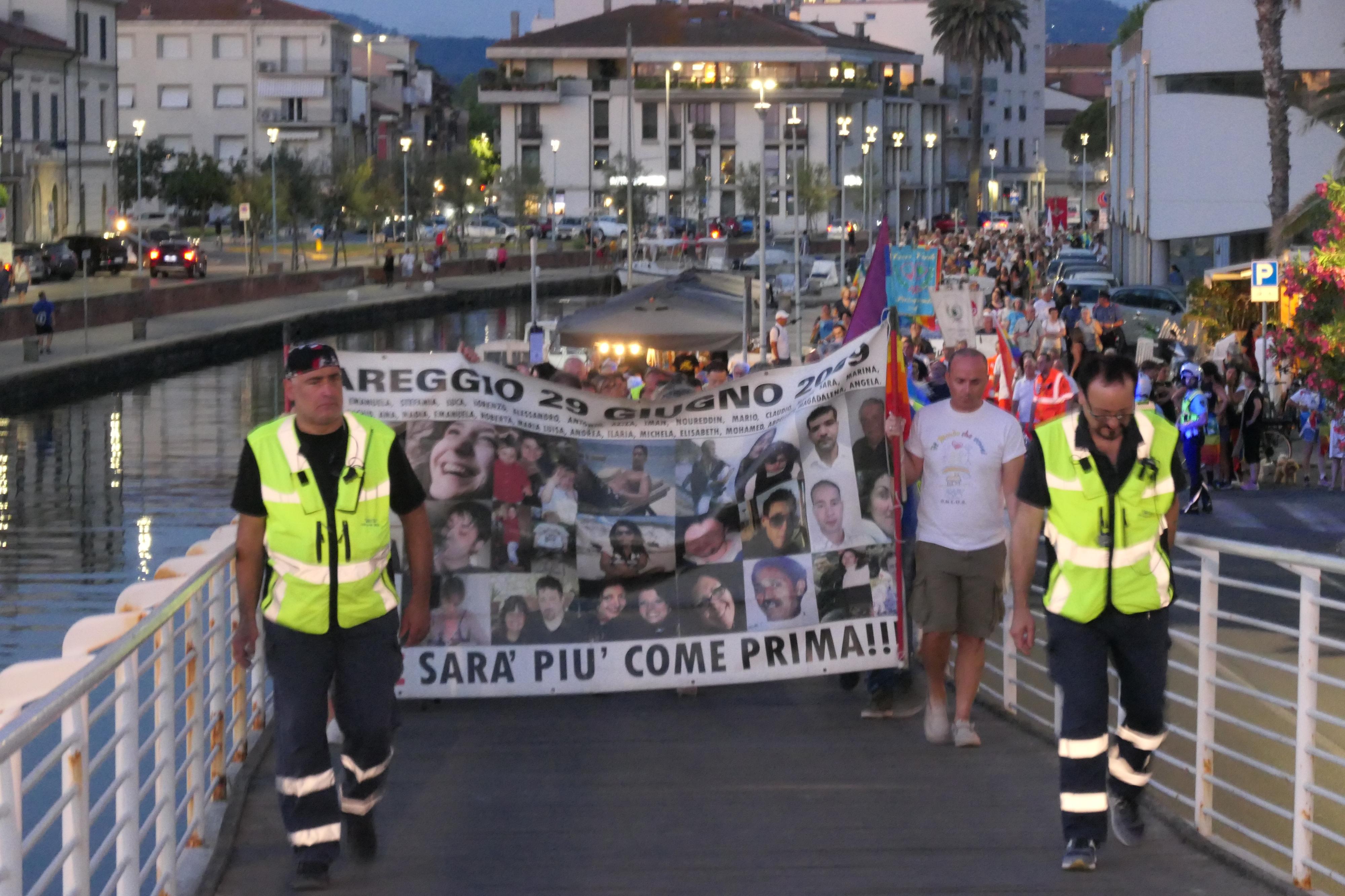 Strage di Viareggio, in migliaia sfilano per non dimenticare a 16 anni dal disastro Strage di Viareggio, in migliaia sfilano per non dimenticare a 16 anni dal disastro