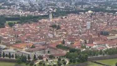 https://www.lanazione.it/image-service/view/acePublic/alias/contentid/OGNhMGQwNDgtZTcxMS00/0/la-linea-della-bellezza-il-maxi-spot-per-lucca-grazie-alla-diretta-tivvu.jpeg?f=16:9&w=1200&h=630