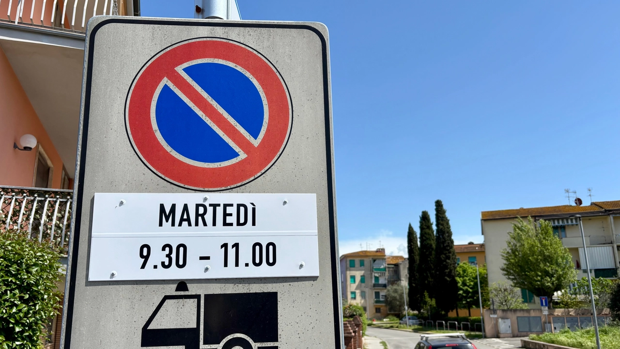 I nuovi cartelli con la variazione degli orari dello spazzamento (foto Germogli)